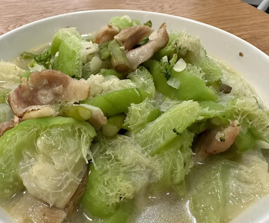 絲瓜買一送一驚見「超粗纖維」　網笑：根本買到菜瓜布