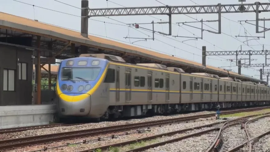 台鐵浮洲站旅客落軌意外！所幸被及時救起送醫