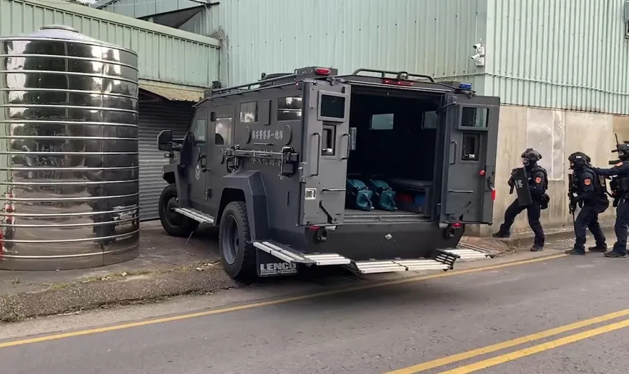 影/真的「搗破」製毒工廠！台中警開2千萬裝甲車攻堅