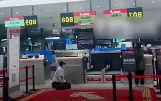 影/起飛前20分才到…陸女親友被拒登機　「跪地求饒」大鬧