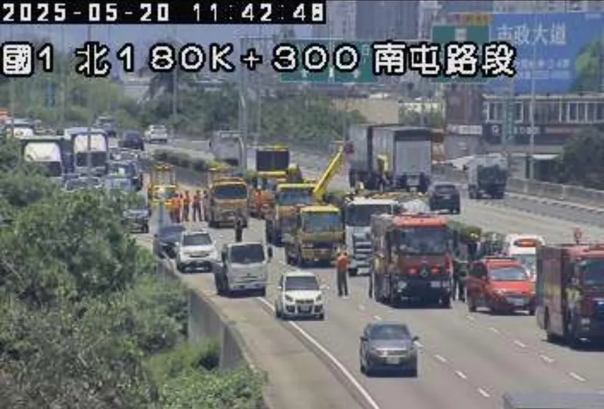 影/國1北上南屯段「貨車撞化學藥劑車翻覆」