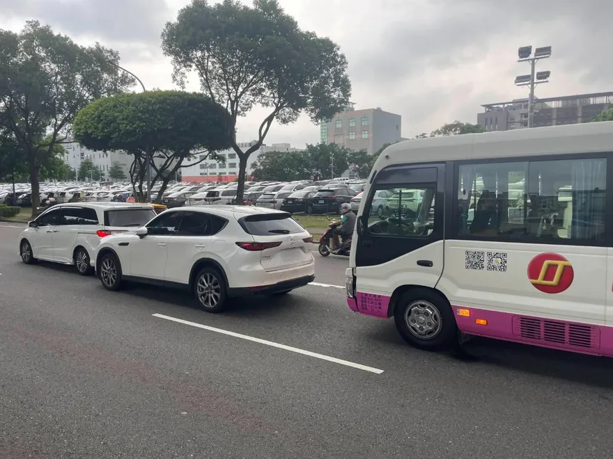 影/未注意路況！龜山遊覽車釀3車追撞　駕駛乘客輕傷