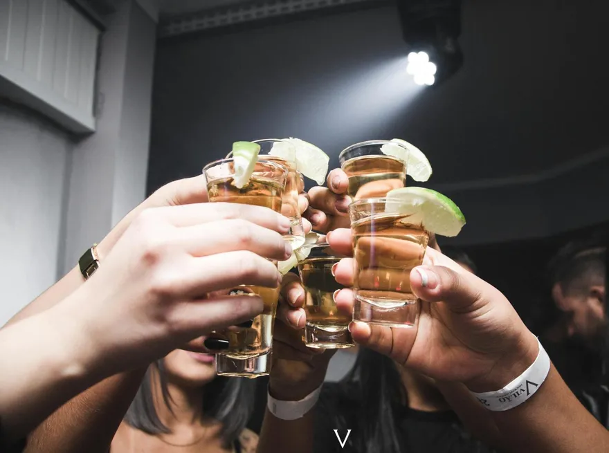 3盤shot可抵「出國5天4夜」！墾丁大街酒攤爆消費爭議
