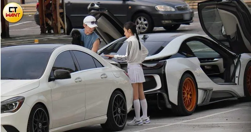 剛否認復合！GINO貼心幫忙夏宇禾　開車進入女方住處