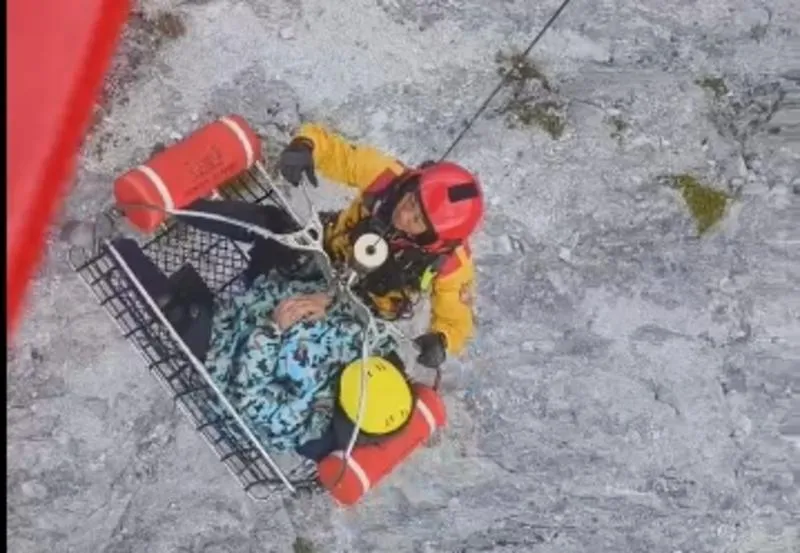 影/登山驚魂！52歲男突發高山症　黑鷹空中救援成功