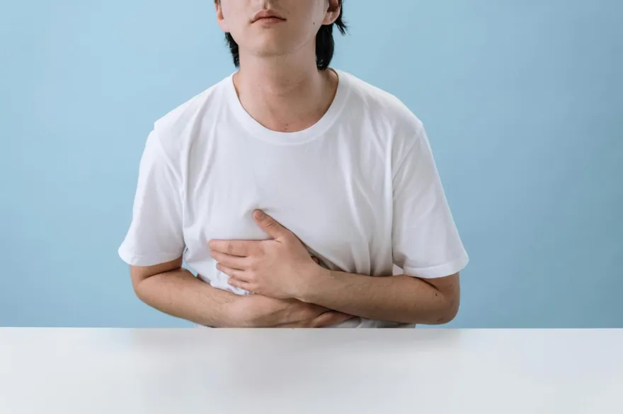 肚子痛未必是「胃出問題」！醫提醒：可能涉及多個器官