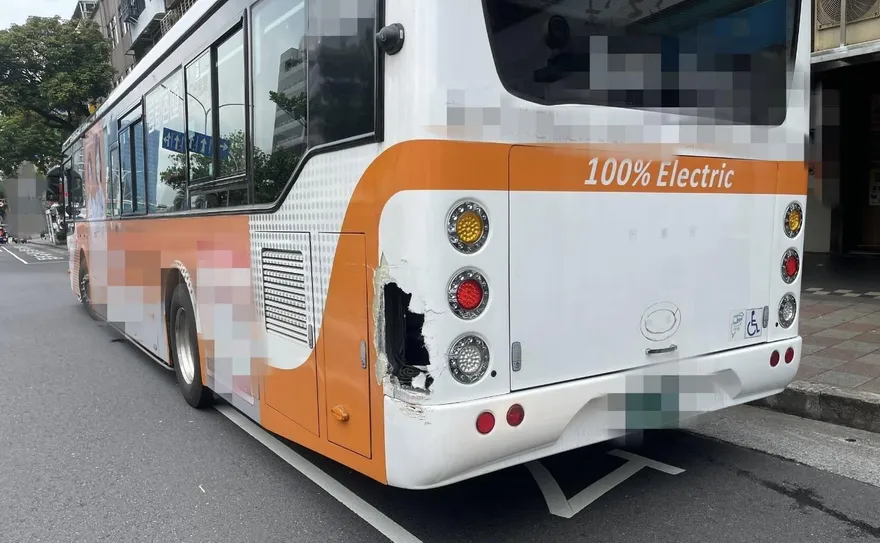 影/北市南港公車遭小貨車追撞　車身破洞幸無人傷
