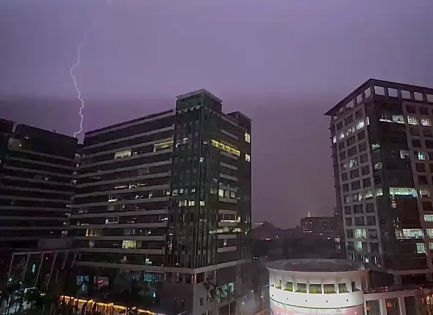 影/超恐怖！北部雷雨狂轟　民眾拍下驚悚打雷閃電畫面