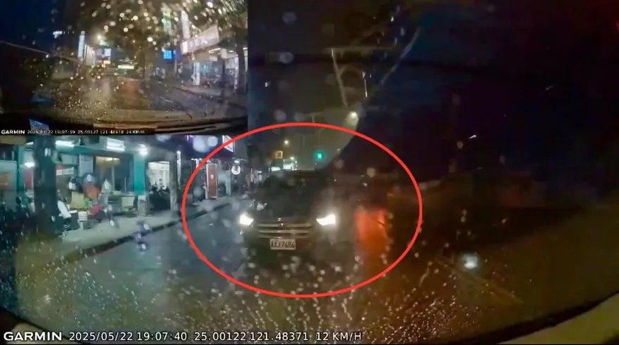 影/新北中和鷹架倒塌砸3車　驚險瞬間曝光