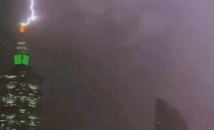 影/雷神降臨！台北101遭閃電擊中「引雷瞬間」超震撼