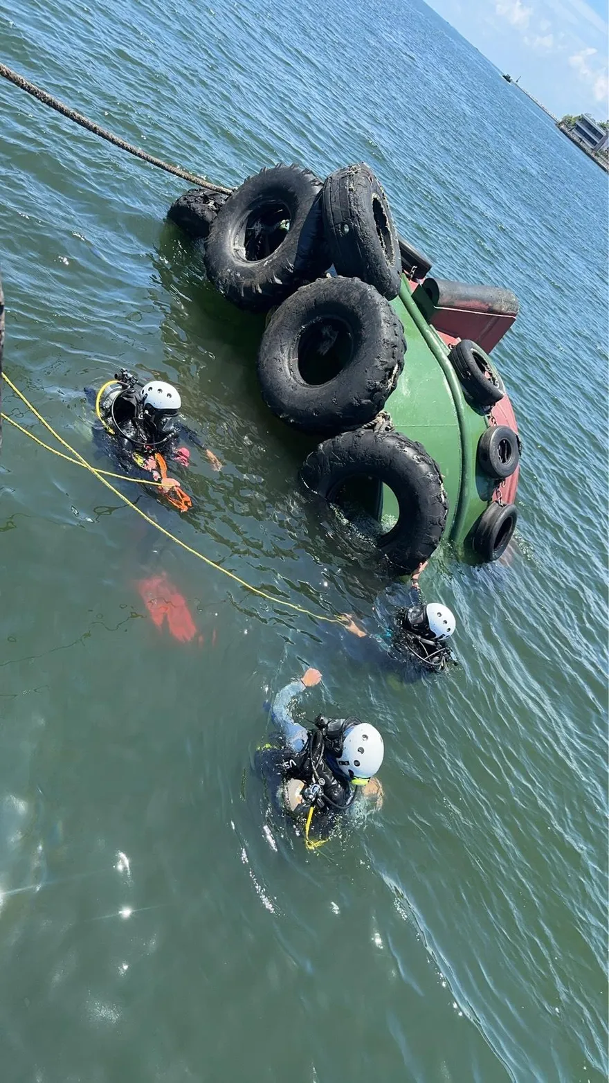 高雄旗津出事了！工作船翻覆　1人失聯搜救中
