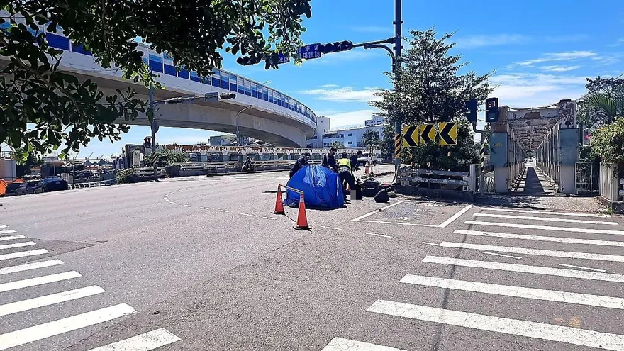 影/直擊！高雄前鎮橋死亡車禍　67歲騎士自撞號誌桿當場身亡