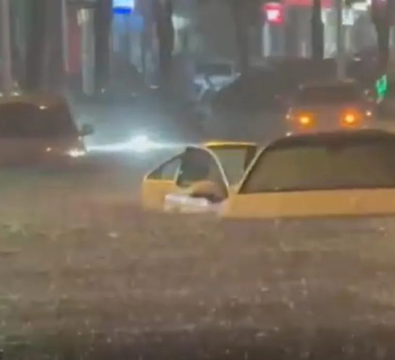 影/安徽阜陽暴雨成災　車輛慘泡水、民眾被迫「馬路游泳」