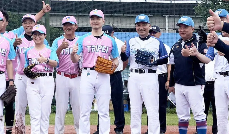 世壯運/侯友宜秀二刀流身手　蔣萬安領軍壘球首勝新北
