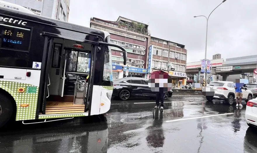 影/北市士林公車追撞休旅車　車上乘客慘摔
