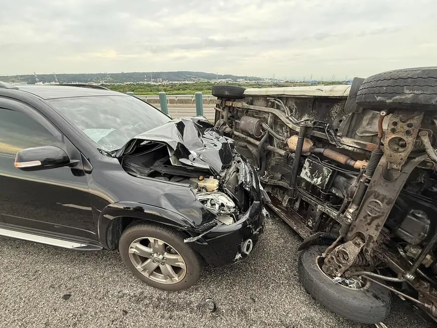 國3南向和美路段轎車爆胎側翻！2車事故6傷送醫