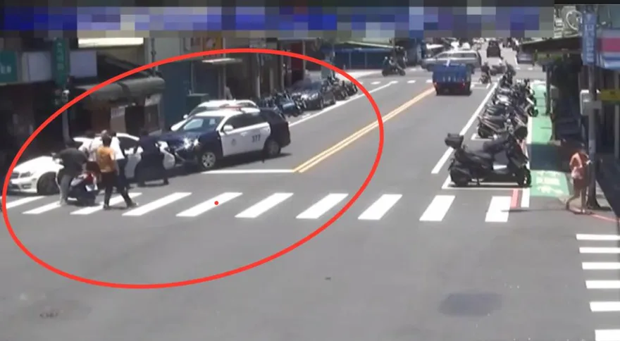 影/詐團車手落網監控手開賓士衝撞　員警負傷破窗逮人