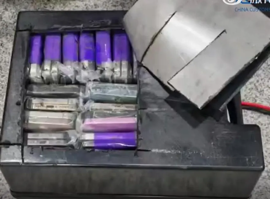 影/輪椅成走私工具！港男電池箱塞42部手機　遭海關活逮