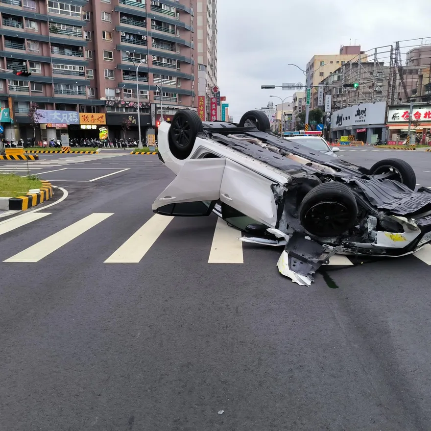 超扯！台中男清晨撞行人庇護島「四輪朝天」　肇禍原因曝