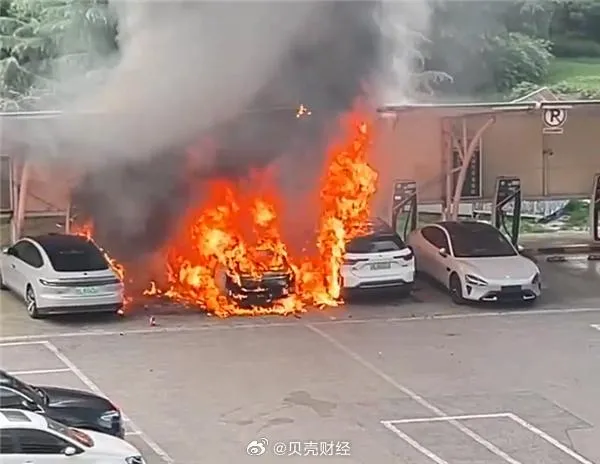 影/火燒車驚魂！蘇州充電站多車燒成廢鐵　現場慘況曝