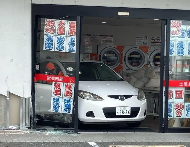 也是78歲！日本老翁倒車「油門踩太猛」　衝進洗衣店大門毀