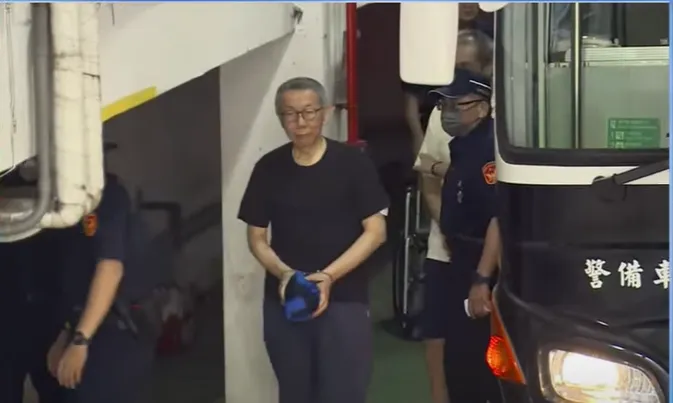 直擊/小草冒雨集結！京華城案今勘驗讓柯文哲火大證物　陳佩琪也來了