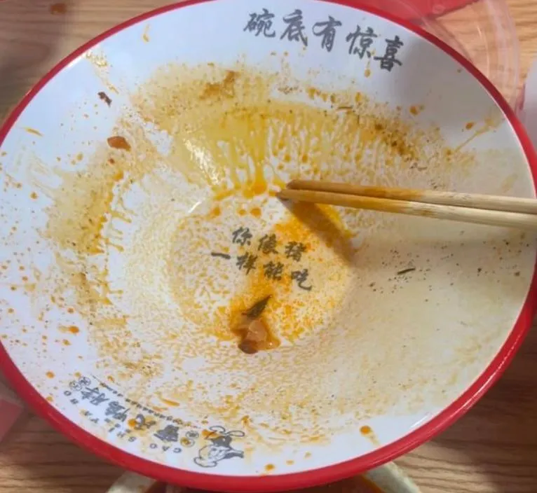 幽默？陸女吃麻辣燙　碗底赫見「你像豬一樣能吃」超傻眼