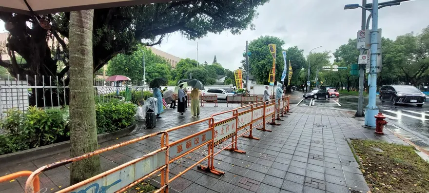 小草冒雨集結！柯文哲遭延押後出庭　京華城案對質認罪邵琇珮