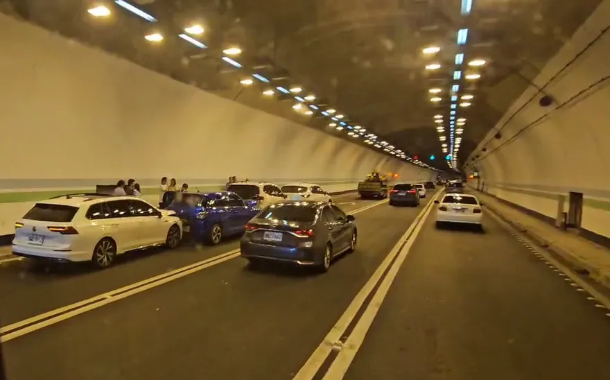 影/國3中寮隧道4車大追撞！回堵7公里　時速僅24公里