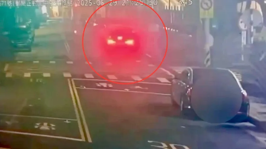 影/北市Uber暴衝撞爛14車1人斷腿　駕駛喊「我好累」