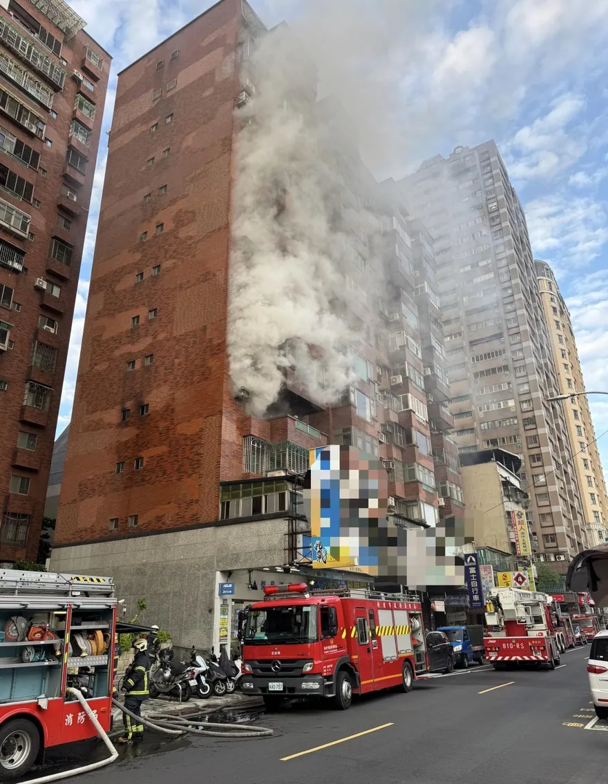 影/板橋住宅大樓火警濃煙狂竄　1女意識不清緊急送醫