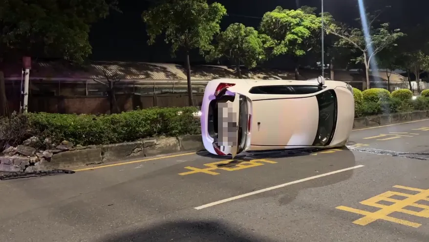 高雄凌晨巨響！30歲男恍神撞碎安全島　車輛90度翻覆