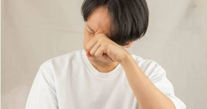 別輕忽！67歲男眼皮下垂就醫　醫生憂「恐是癌症前兆」