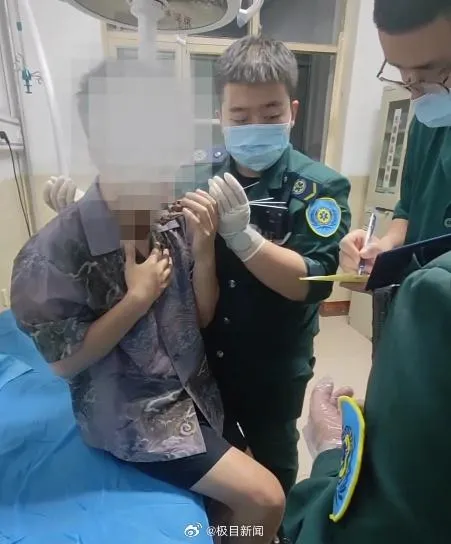 影/恐怖！與同事爆口角　陸男慘遭「多根燒烤簽插脖」