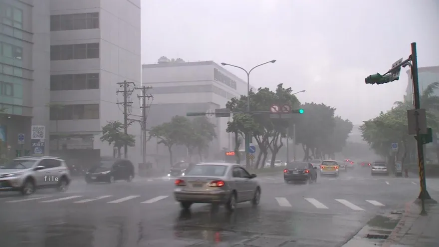 國家警報狂響！大雨特報擴大17縣市　山區暴雨轟新北宜蘭