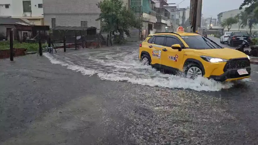影/下班恐變落湯雞！北桃竹宜大雷雨開轟　宜蘭梵梵溪防溪水暴漲