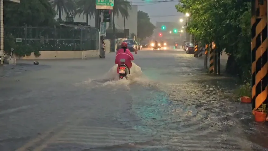 12縣市大雨狂炸！平地、山區全警戒　5縣市注意雷雨