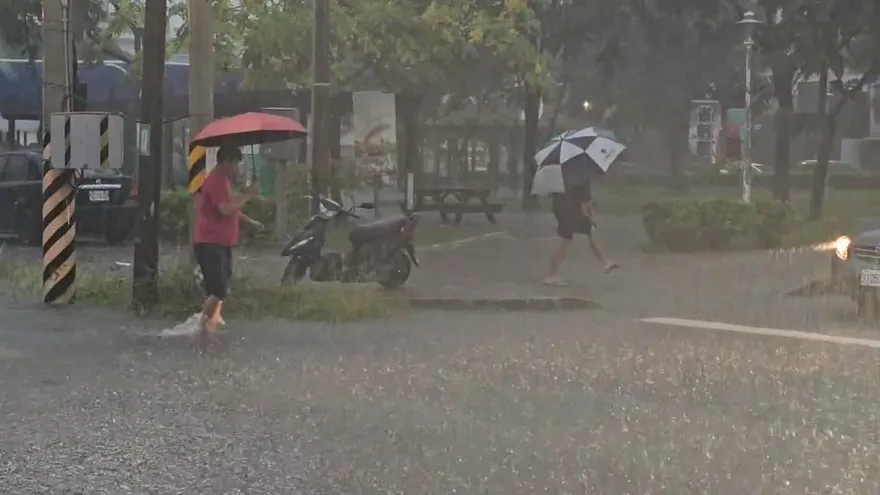 出門帶傘！4縣市豪大雨特報　一路炸到晚上
