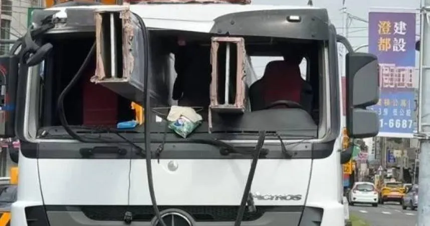 影/差1cm就家屬答禮！嘉義拖板車頭遭貫穿「駕駛逃劫」