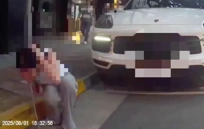 影/他車尾慘遭吐痰怒po蒐證畫面！卻意外「畫風全變」