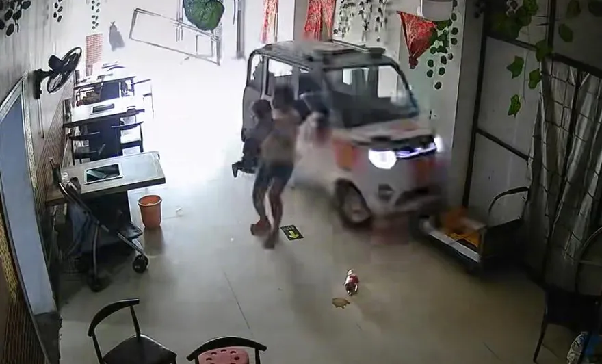 影/車輛失控衝店內...陸女童神反應　勇救1歲妹畫面曝光
