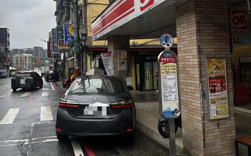 影/基隆轎車暴衝撞斷瓦斯管線　肇事駕駛棄車逃逸