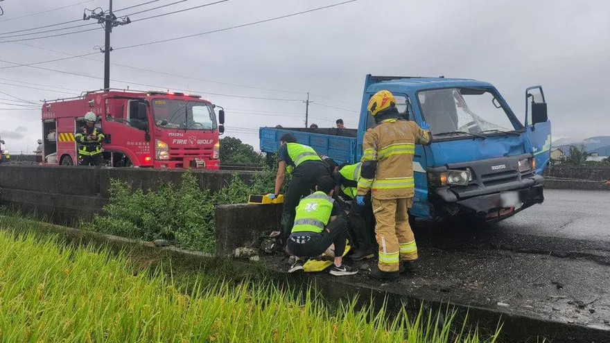 嚴重車禍！台東市機車與貨車相撞　34歲女騎士遭拖行命危