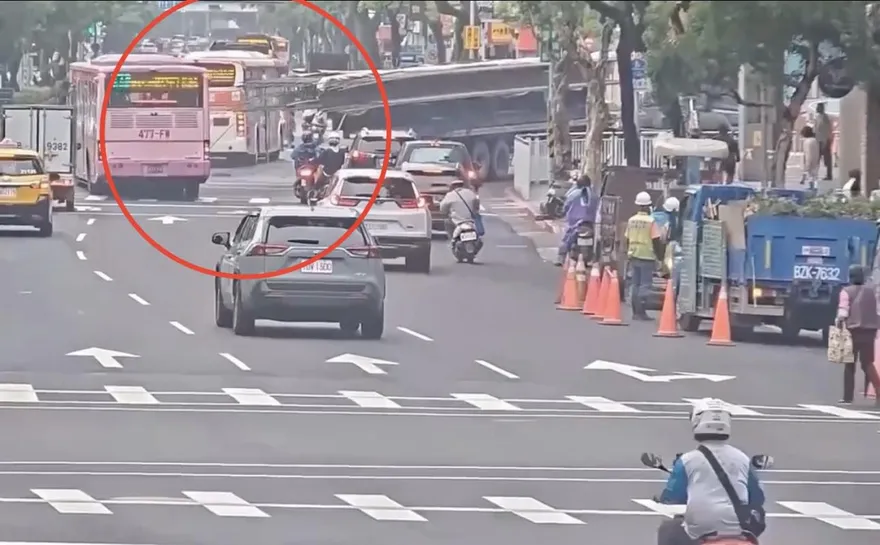 影/北市曳引車鋼條砸行進中公車　駕駛手臂濺血