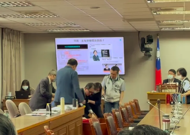 快訊/考試院秘書長劉建忻立院暈倒！主席緊急宣布休息