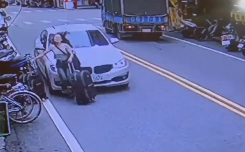 宜蘭街頭驚爆金飾搶案！女子遭汽車衝撞搶奪行李箱　熱心民眾即時制止