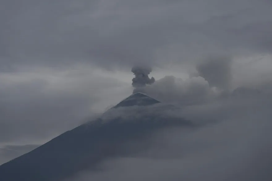 影/震撼！瓜國火山噴發5百人急撤　岩漿狂噴濃煙蔽日