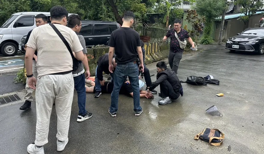 影/亡命毒師躲山區見警掏槍還擊　警搏命壓制奪槍逮人
