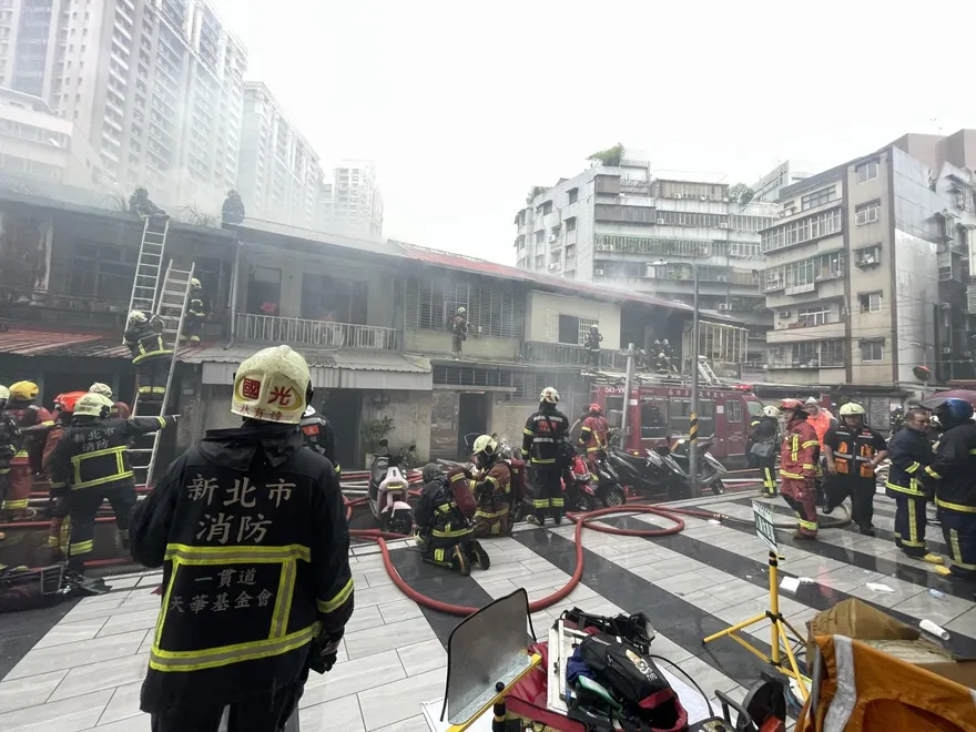 影/新北永和民宅火警！警消疏散29人　火勢延燒6戶