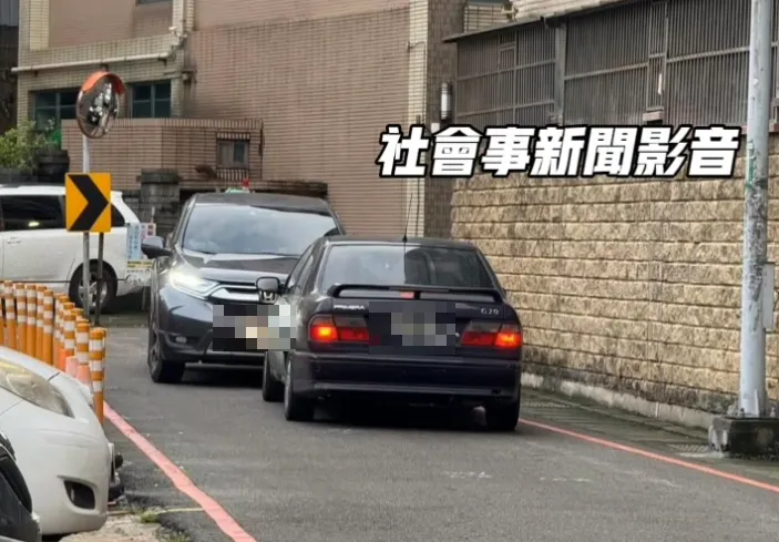 影/死都不讓！中壢窄巷2車「對峙」3小時　大家都不用動
